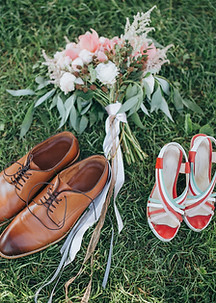 Chaussures de mariage et bouquet champêtre