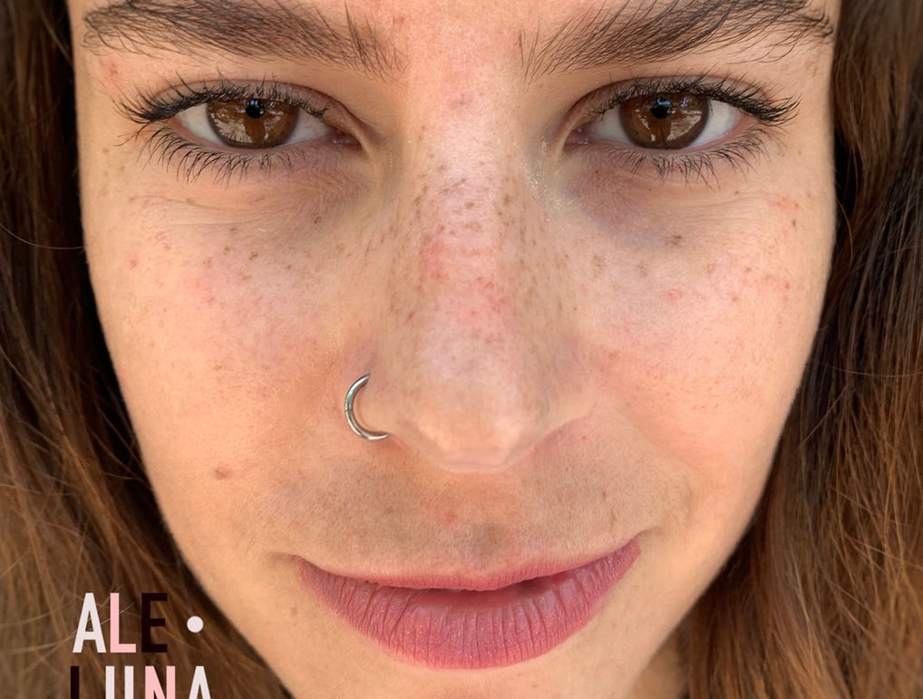 Micropigmentación de pecas personalizadas según el tono y tipo de piel.