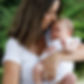 Mutter mit Baby; Louise Niedecken; Energie; Energiearbeit; Frequenzarbeit; körperzenztriert; sanfte energetische Begleitung für Mutter & Kind in der frühen Phase des Mutterseins; liebevolle Bindung zum Kind aufbauen; Energie aus der Geburtserfahrung zurückholen