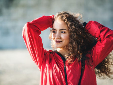 This ‘Blowout in a Bottle’ Instantly Refreshes Super-Sweaty Hair