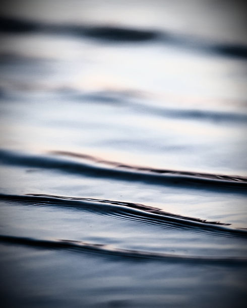 Wasseroberfläche mit Lichtreflexionen