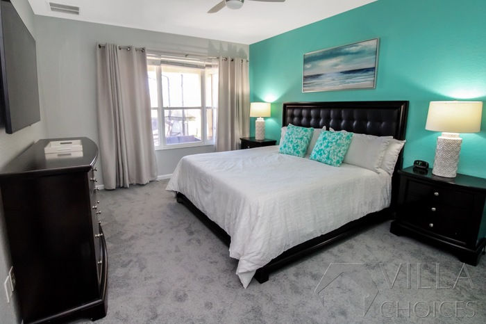 Ground floor main bedroom with king size bed.jpg