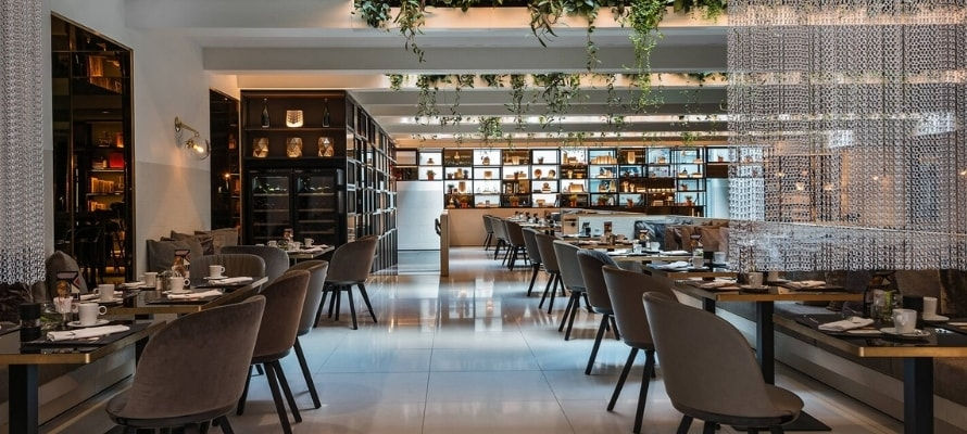 le-meridien-vienna-austria-spacious-dining-space-seating-areas-food-overhead-lighting.jpg