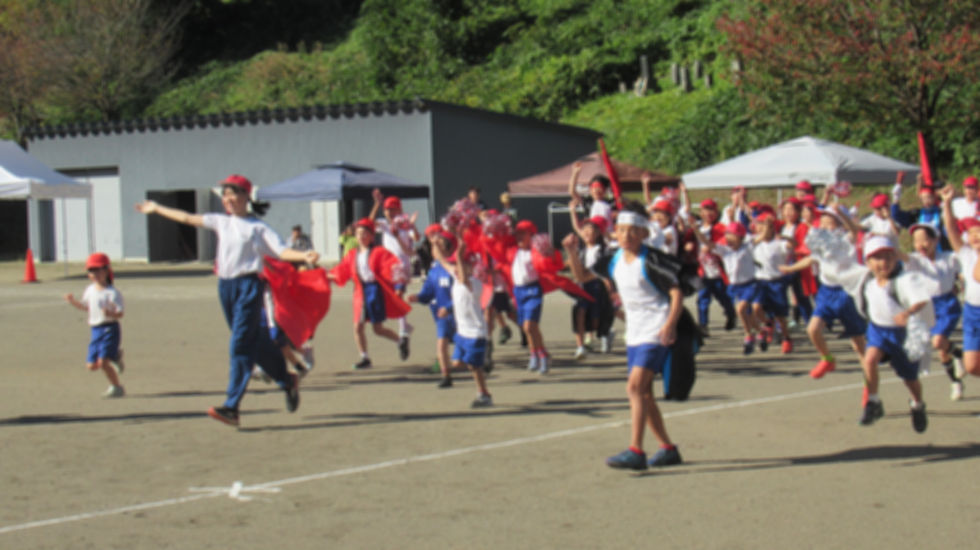 最高の運動会日和になりました。運動会プロジェクトを立ち上げ、準備を進めてきた運動会。体育の授業では、かけっこやリレー、表現の学習してきました。思い切り力を出し切っていきいきと輝く運動会になりました。