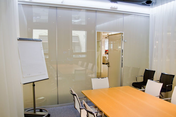 Laminated Switchable Smart Glass in meeting room