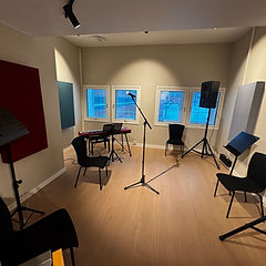 Musikkrommet til Mobula Music med instrumenter