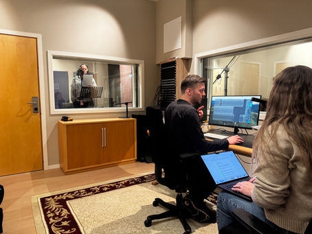 Et team med regi, voicer og tekniker gjør innspilling av VO til TV-produksjon