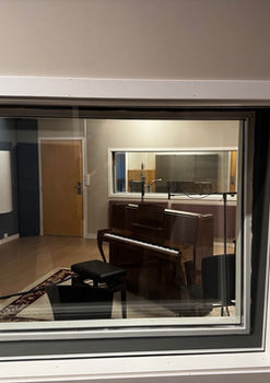 Hyggelig atmosfære i vokalrommet til Mobula Music