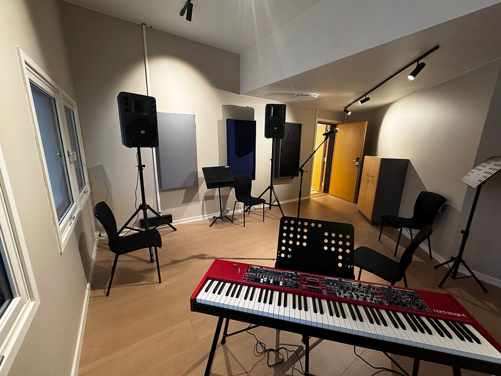 Musikkrommet hos Mobula Music med Nord Stage 4, PA og lydpaneler på veggene