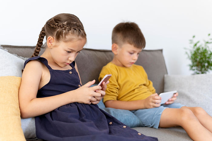 Kids playing with mobiles phones increases chances for digital eye strain