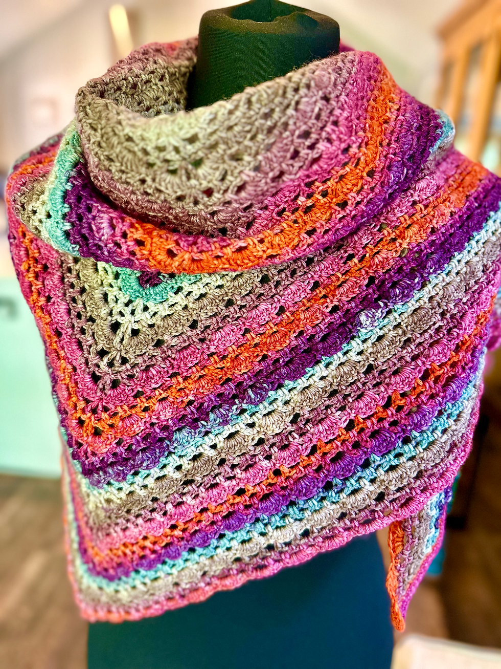 Thumbnail: Triangular shawl scarf