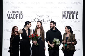 Photograph of L´Oreal Awards at MBFWM featuring Blanca Padilla as a rising star model, and Bimba Bosé handing the award