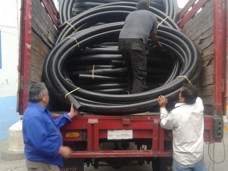 Llevando la manguera en Tanque de la Vaquería hacia Villa Alpina.(Primera Etapa).