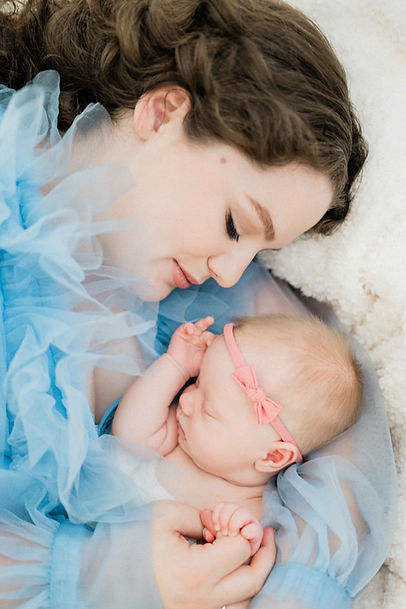 mom kissing newborn head