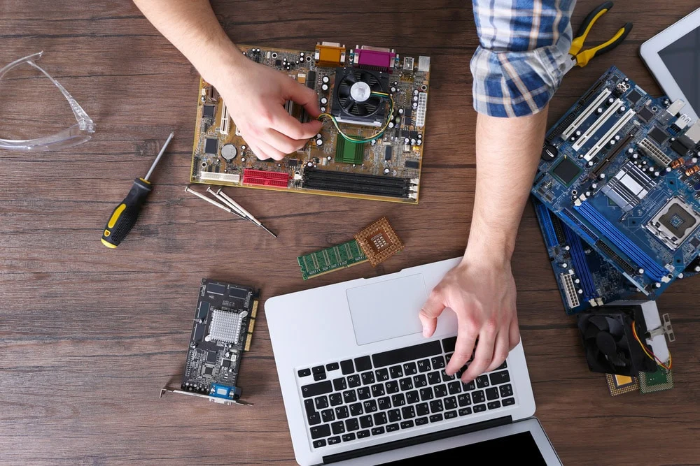 Reparacion-de-laptops-tecnico-componiendo-laptop-abierta-en-escritorio.webp