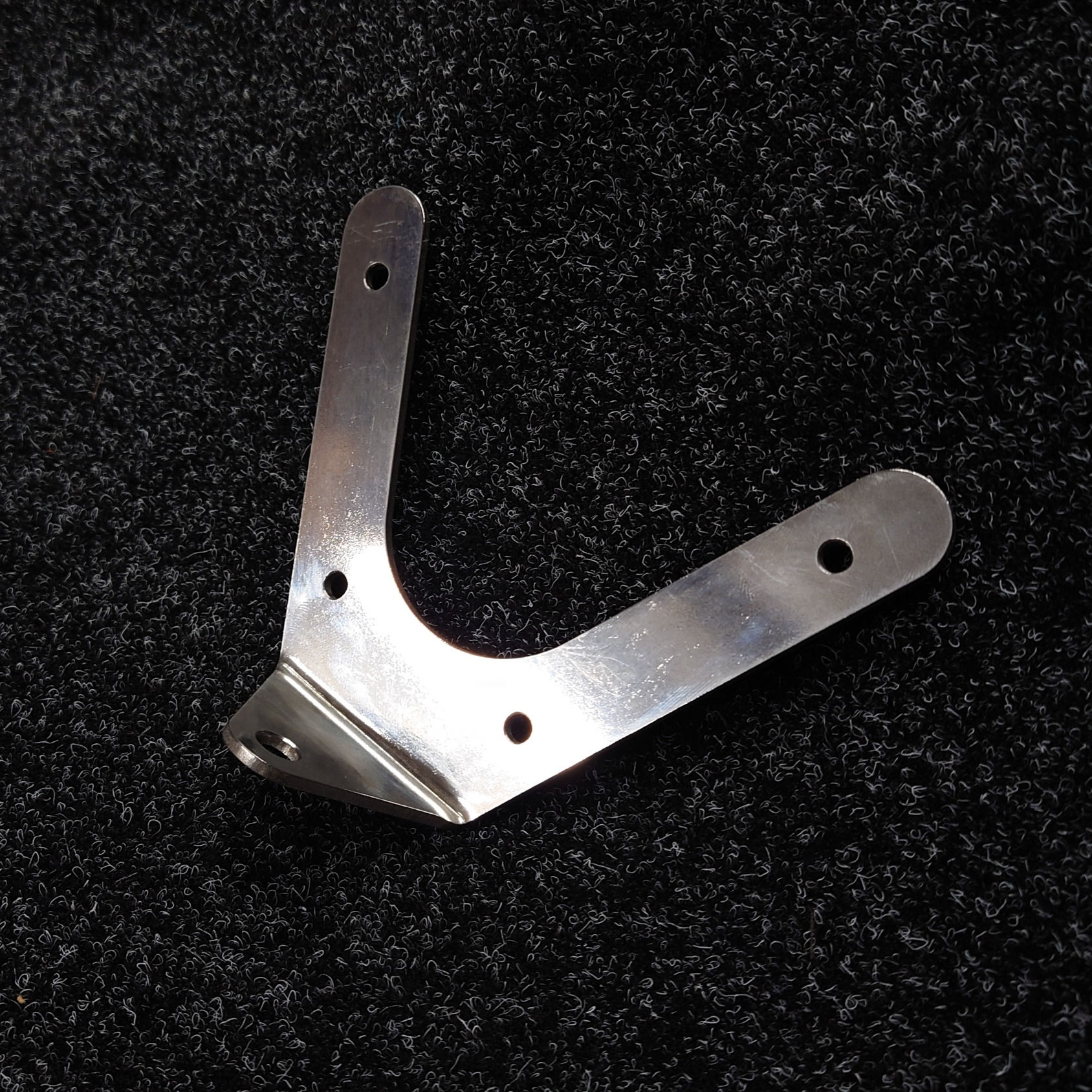 NEDRE RODERFÄSTE FÖR SKROV, ÄLDRE V-FORM