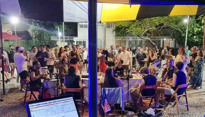 Roda de samba na praça mauro duarte em botafogo com raiz quadrada do samba!