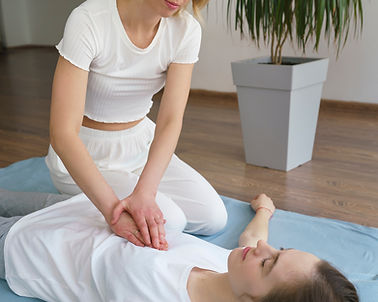 physiotherapist shows breathing exercises for pelvic floor problems..jp