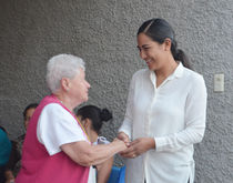 Lupita de Lira contribuye a la economía familiar de habitantes de Jesús María