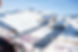 Skispitzen ragen über Schneekante