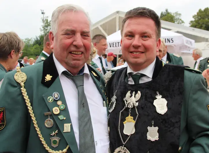 Auch Vater Karl-Heinz Wichmann freut sich mit seinem Sohn André: 2026 sind es 25 Jahre her, dass er selbst die Königskette trug. FOTO: PETRA ROPERS