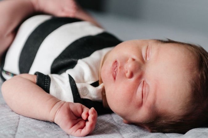 Detalhes de recém-nascido em ensaio newborn natural