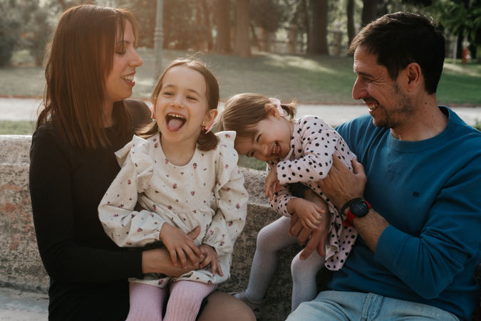 Ensaio de família em Campos dos Goytacazes com pais e filhos em momento espontâneo ao ar livre
