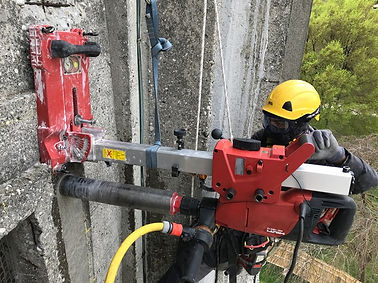 cordistes en action  VTA Vitre Azur Techniques Alpines Depuis 1995, nous mettons en oeuvre les techniques alpines au profit de tous les travaux d'accès difficile