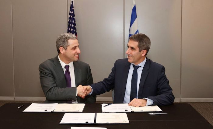 Silvers and Portnoy sign the statement. Photos by Ronen Topelberg