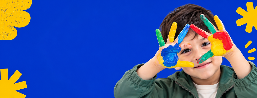 Niño creativo con manos pintadas.png