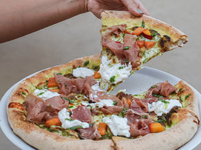 Main prenant une part de pizza