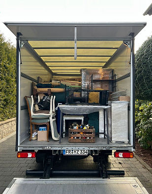 Beladener Umzugswagen von AUT Umzüge mit Kartons und Beiladung bei einem Umzug in Steinen