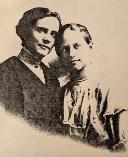 Effie May Cummings and her mother, Ella Stineman Cummings. Source: Yeaw family photos in EYNC Archives. Undated photo by Boussum Photo Studio, Sacramento