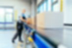 Pracovník ve výrobě používající průmyslový exoskelet SuitX při opakované manuální práci