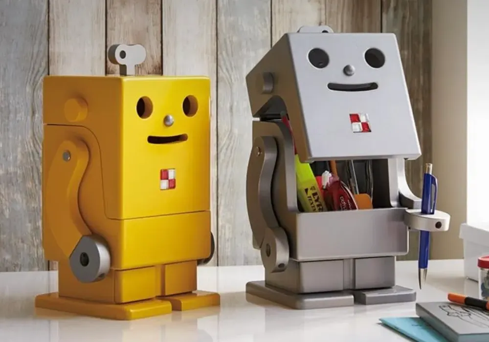 "Organizador de escritorio robótico" es una figura de un pequeño robot para guardar lápices, lapiceras, marcadores y demás útiles.