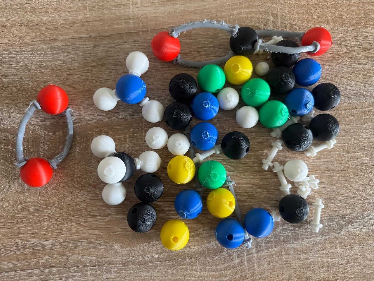 "Complete Atom Set - 1, 2, 3, 4, 5 and 6 Bond Atoms" (Compatible with most retail sets) es un kit de armado de moléculas para que los chicos puedan crear las moléculas físicamente.