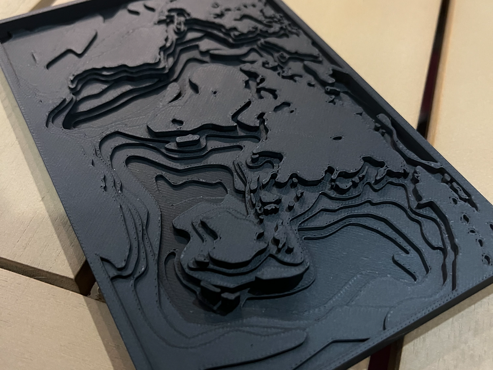"Mapa Topográfico Mundial por capas" es un mapa mundi topográfico para explicación de las profundidades oceanicas por capas