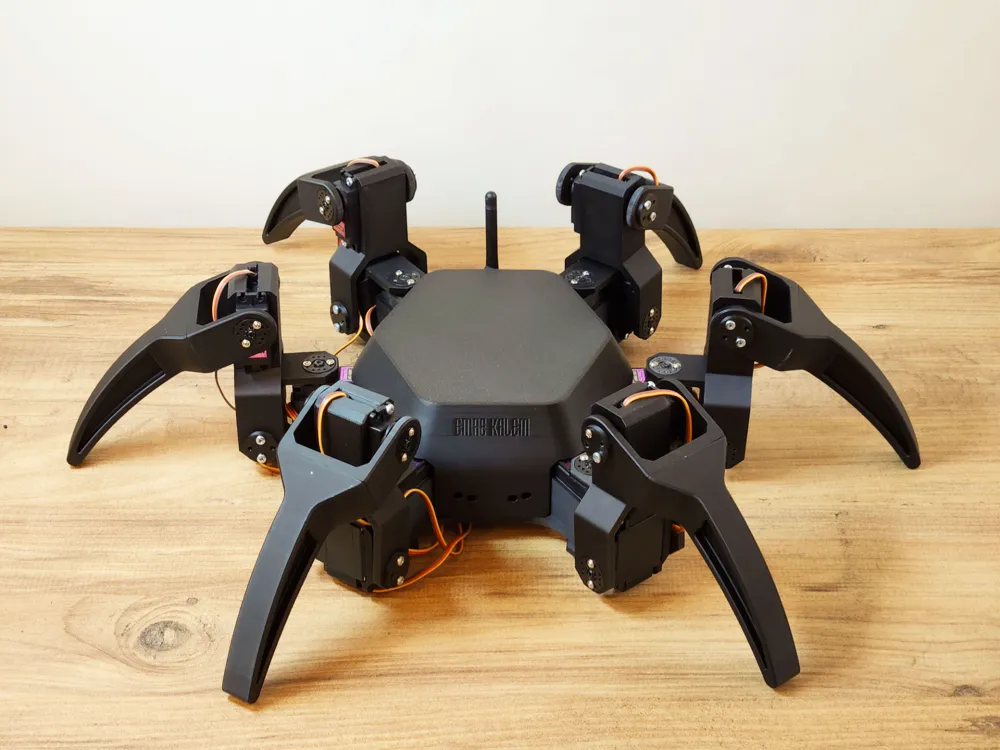 "Robot Araña" (Hexápoda) con servio y arduino es un modelo 3D imprimible en FDM de un hexápodo manejable a control remoto, excelente como proyecto de robótica en escuelas.