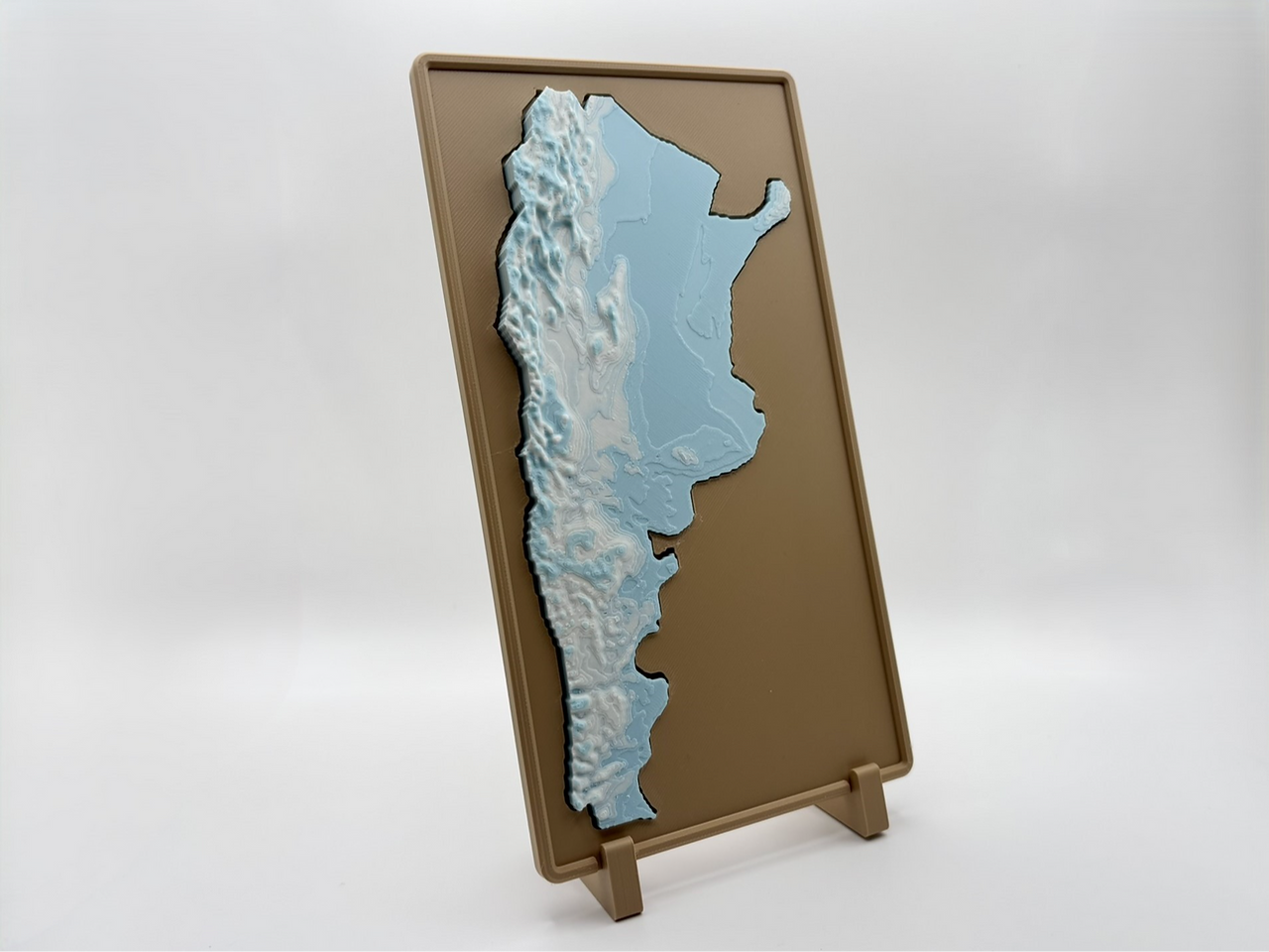 "Argentina Continental" mapa topográfico 3D es un mapa topográfico de la Nación Argentina imprimible en 3D. Ideal para explicaciones didácticas de geografía para lograr comprender el terreno de nuestro país.