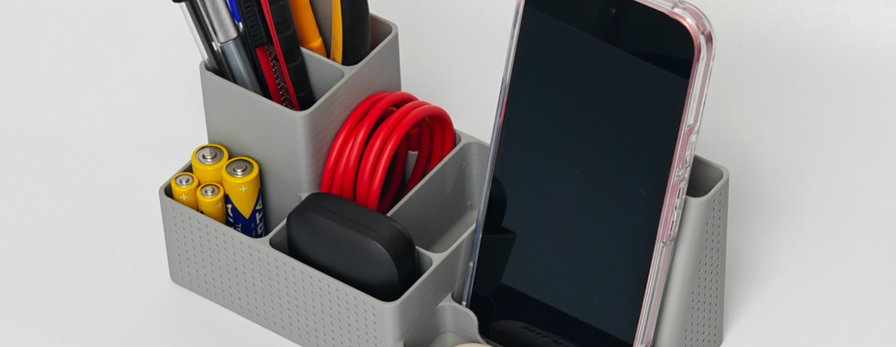"Organizador de vértices" es un organizador de escritorio con soporte para teléfono. Es un diseño idealmente práctico para cualquier escritorio de oficina.