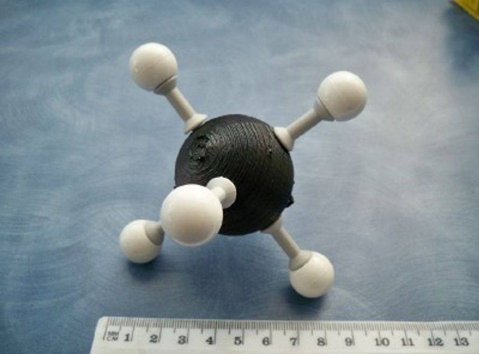 "Octahedral atom model" es un modelo 3D de un atomo octaédrico para explicaciones.