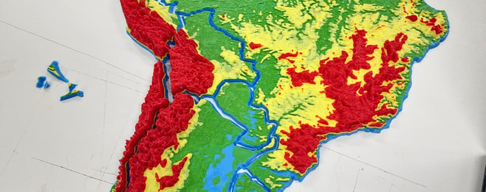 "Mapa con relieve topográfico de América del Sur" es un mapa de la región sudamericana para explicaciones didácticas de geografía. Ideal para comprender el terreno de la región.