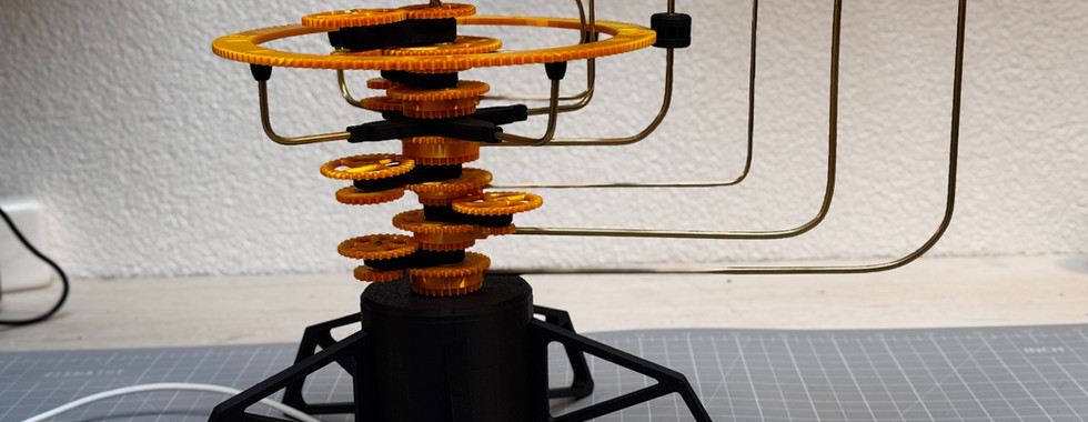 "Modelo del Sistema Solar-Planetario (99,9% de precisión)", es un modelo del sistema solar mecanizado para que cada planeta represente correctamente su órbita. Es un modelo 3D imprimible en FDM