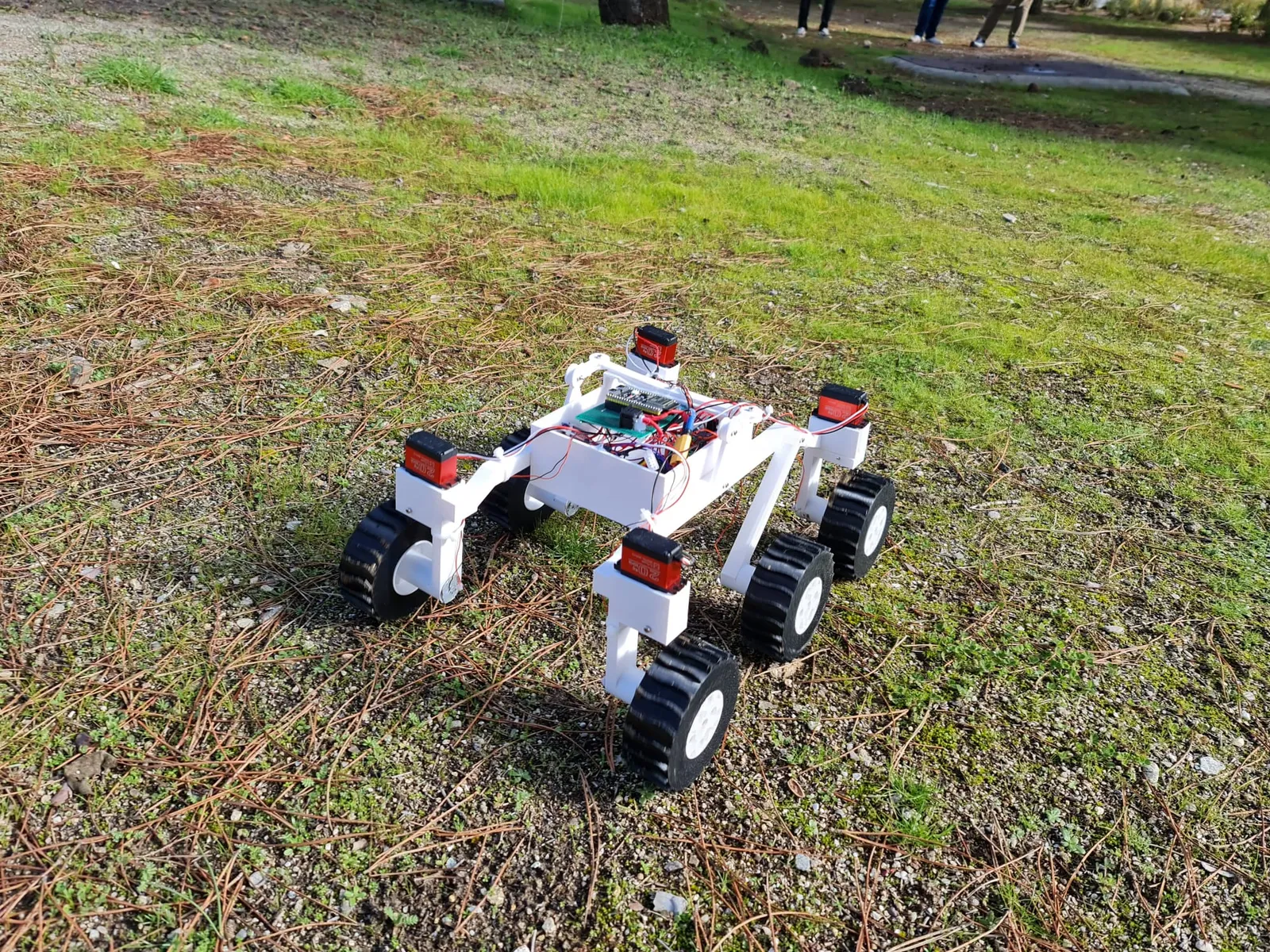 "Papaya Pathfinder" (Rover Marciano Rocker-Bogie ESP32) es un rover pequeño inspirado en los rovers marcianos Perseverance, Curiosity y Opportunity completamente manejables en terrenos desfavorables, para impresión 3D FDM.