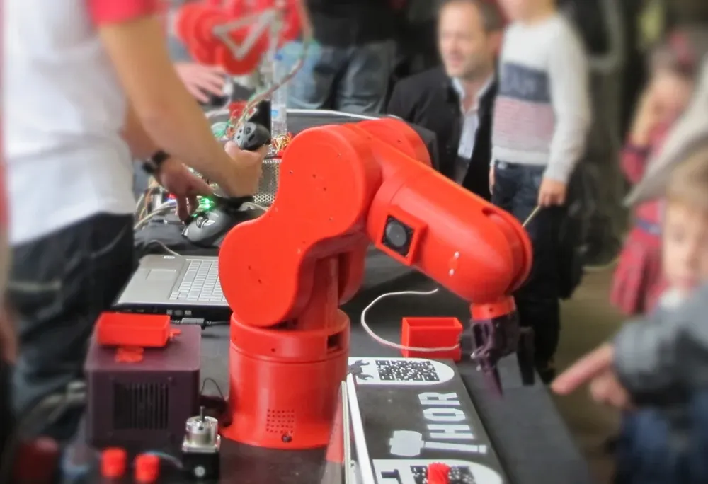"THOR: Brazo robótico opensource" es un modelo imprimible en 3D FDM de un brazo robótico de código abierto, completamente modificable y programable. Un proyecto de robótica ideal para alumnos.