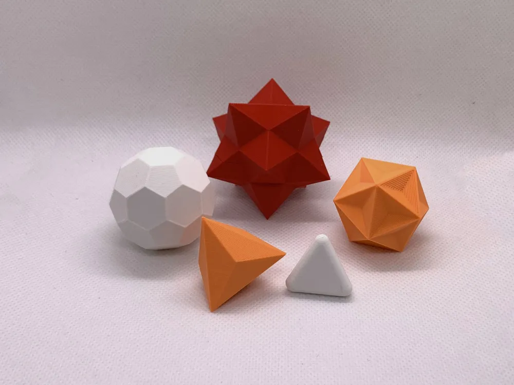 "Poliedros Regulares" es un set de poliedros regulares para imprimir en 3D FDM, para explicaciones didácticas de matemática y geometría.