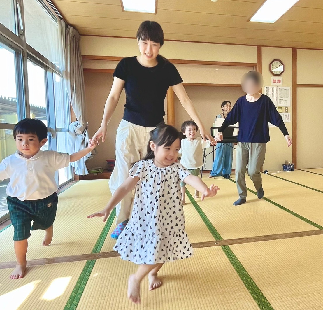 リトミックレッスンでピアノに合わせて元気に走る子供達