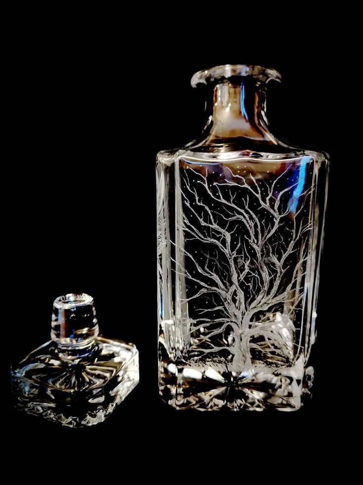 Бутилка за уиски с дърво