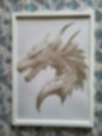 Dessin encadré blanc d'une tête de dragon détaillée, style fantastique.