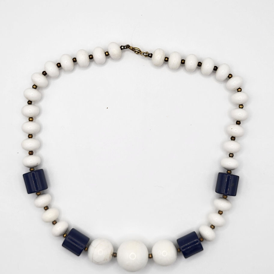 Collier élégant perles rondes blanches et rectangulaires bleues, accessoire femme.